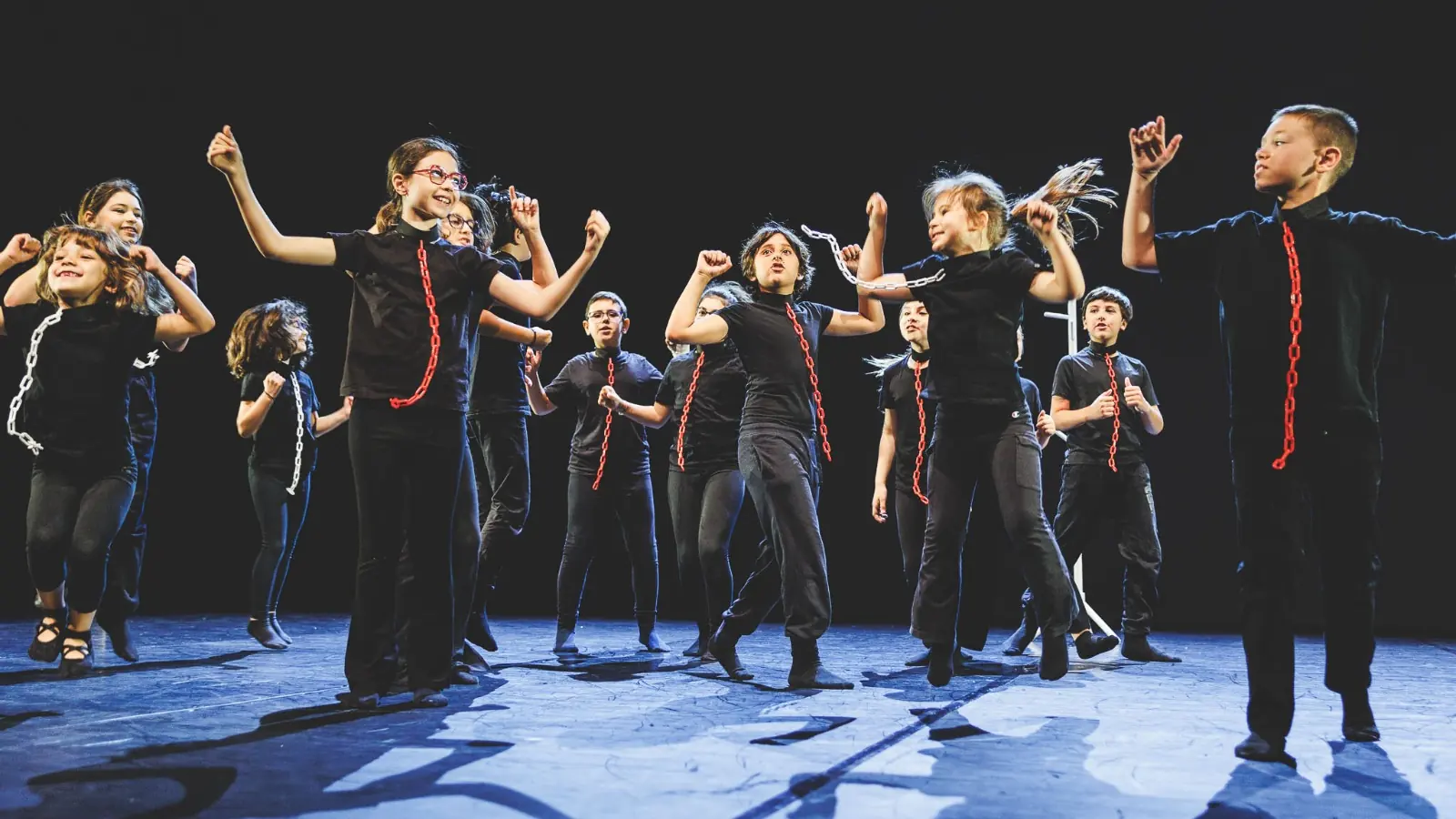Coreografia di gruppo in nero - saggi e spettacoli 2026, Accademia OltrePalco Bari