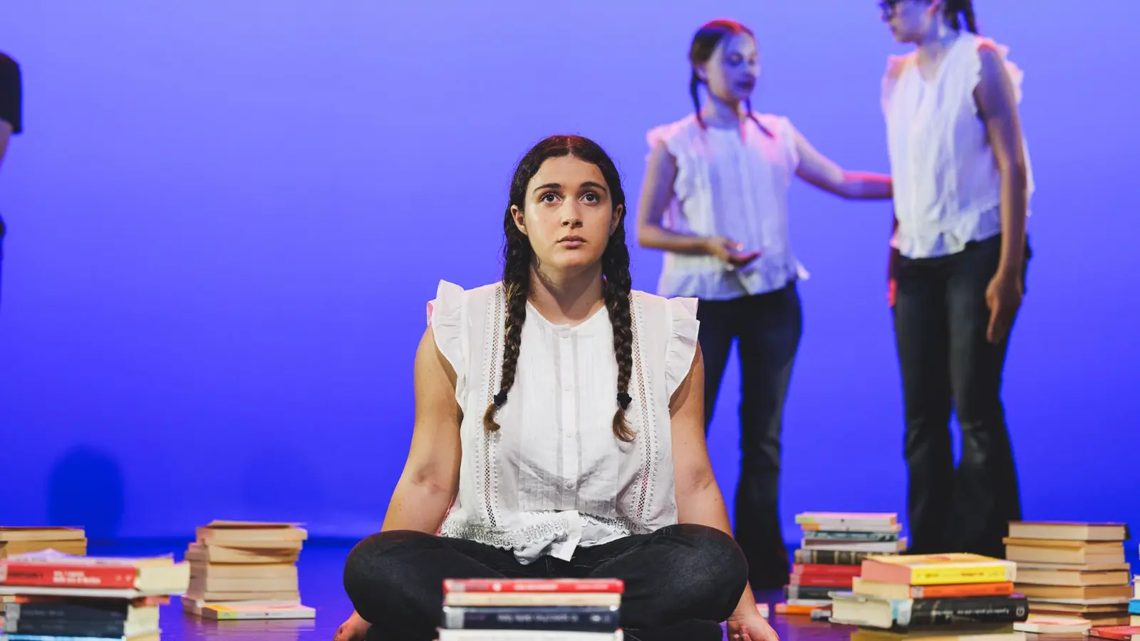 Allieva in scena tra pile di libri - saggi e spettacoli 2026, Accademia OltrePalco Bari