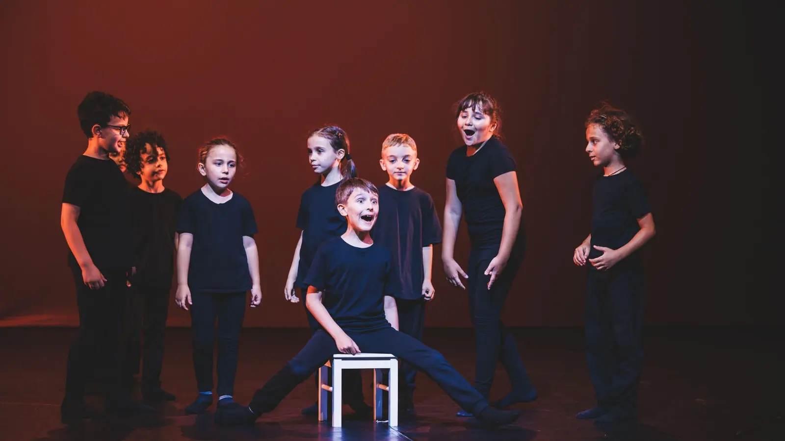 Bambini del corso di teatro in fila sul palco - saggi e spettacoli 2026, Accademia OltrePalco Bari