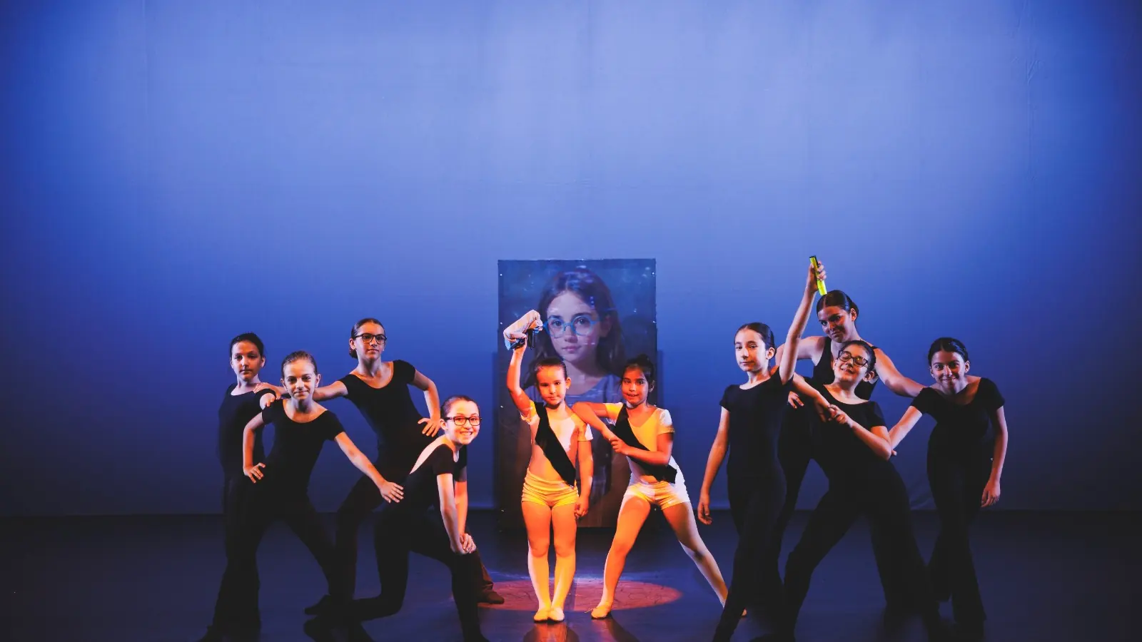 Coreografia di danza su fondale blu - saggi e spettacoli 2026, Accademia OltrePalco Bari