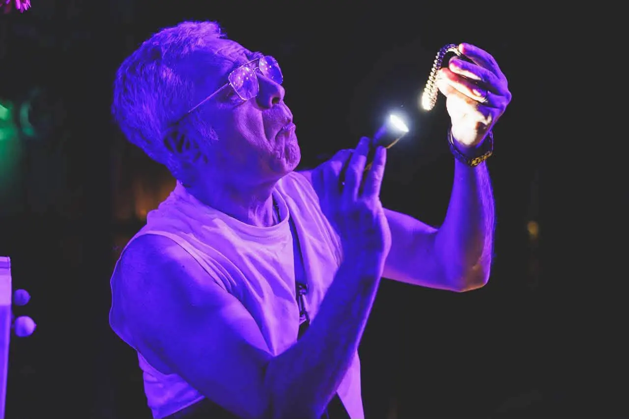 Allieva in scena con una luce in mano - saggi e spettacoli 2026, Accademia OltrePalco Bari
